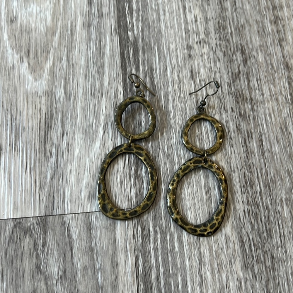 Brushed gold dangling earrings